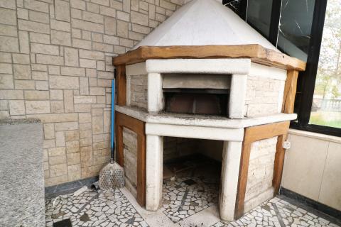 FUNTANA- kuća s poslovnim prostorom i 4 stambene jedinice