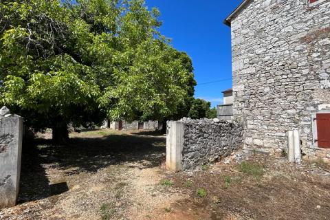 Poreč - okolica, 2 autohtone kamene kuće sa pogledom na more i kombinacijom građevinskog i poljoprivrednog zemljišta