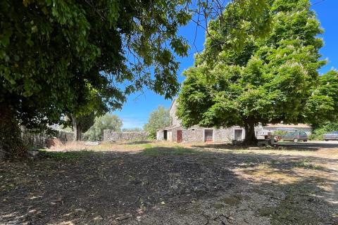 Poreč - okolica, 2 autohtone kamene kuće sa pogledom na more i kombinacijom građevinskog i poljoprivrednog zemljišta