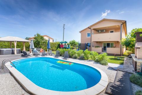 ISTRA, Loborika, prostrana kuća sa puno sadržaja