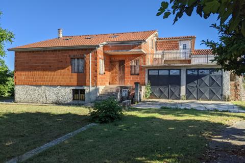 Rovinj okolica - kuća s 3 stana, 2 garaže, parcela 2140m2  