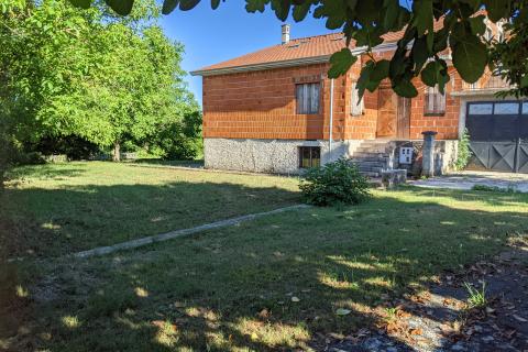 Rovinj okolica - kuća s 3 stana, 2 garaže, parcela 2140m2  