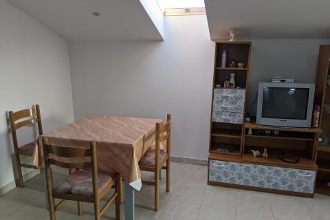 Rovinj okolica - kuća s 3 stana, 2 garaže, parcela 2140m2  