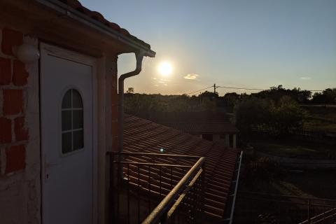 Rovinj okolica - kuća s 3 stana, 2 garaže, parcela 2140m2  