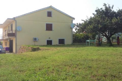 Umag - kuća s 3 stana