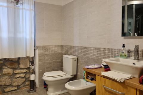 Labin, Autohtona dvojna kuća, površine 279m2 sa bazenom