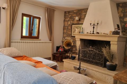 Labin, Autohtona dvojna kuća, površine 279m2 sa bazenom