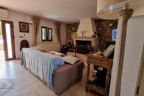 Labin, Autohtona dvojna kuća, površine 279m2 sa bazenom