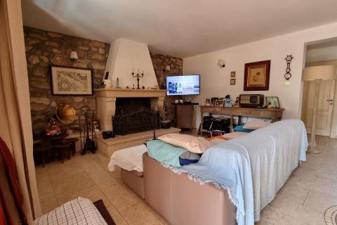 Labin, Autohtona dvojna kuća, površine 279m2 sa bazenom