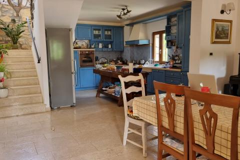 Labin, Autohtona dvojna kuća, površine 279m2 sa bazenom