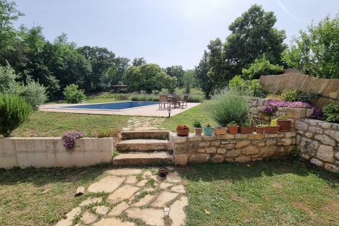 Labin, Autohtona dvojna kuća, površine 279m2 sa bazenom