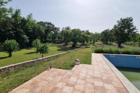 Labin, Autohtona dvojna kuća, površine 279m2 sa bazenom