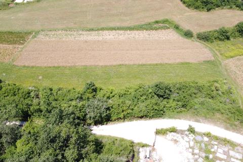 ISTRA, TRVIŽ - Građevinsko zemljište 2383 m2, moguća parcelacija.