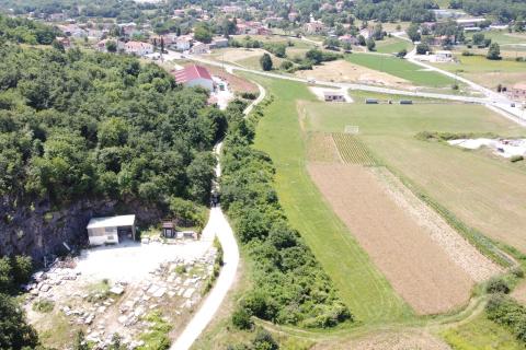 ISTRA, TRVIŽ - Građevinsko zemljište 2383 m2, moguća parcelacija.