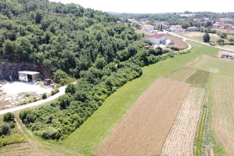 ISTRA, TRVIŽ - Građevinsko zemljište 2383 m2, moguća parcelacija.