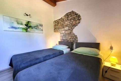 Istra, okolica Poreča, šarmantno istarsko imanje sa vilom i kućom na 9000m2