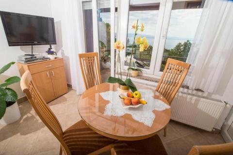 OPATIJA, MEDVEJA- stan s balkonom, parkingom, pogledom na more