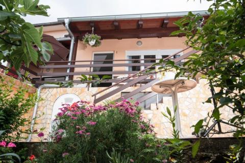 OPATIJA, MEDVEJA- stan s balkonom, parkingom, pogledom na more