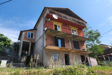 Viškovo, Marinići - kuća s 5 stanova, potencijal za Investitore