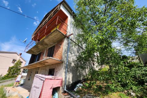 Viškovo, Marinići - kuća s 5 stanova, potencijal za Investitore