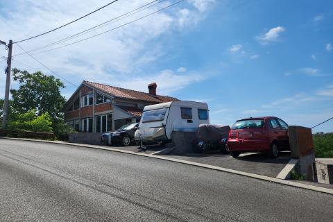 Viškovo, Marinići - kuća s 5 stanova, potencijal za Investitore