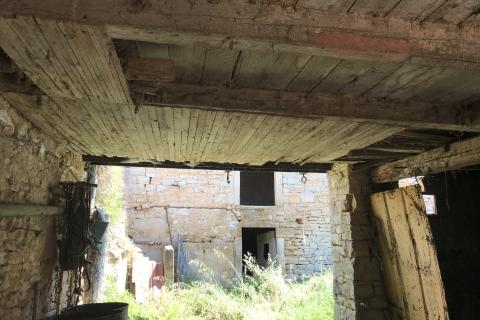 Istra,Vodnjan,stara kuća sa štalom u centru
