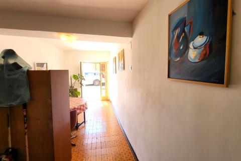 Istra, Buje, autohtona kuća s vrtom u centru