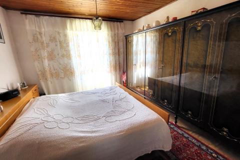 Istra, Buje, autohtona kuća s vrtom u centru