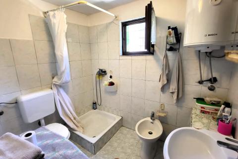 Istra, Buje, autohtona kuća s vrtom u centru