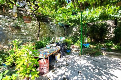 Istra, Buje, autohtona kuća s vrtom u centru