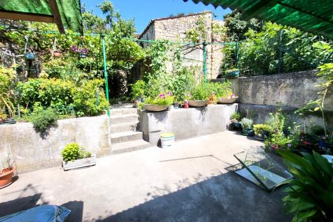 Istra, Buje, autohtona kuća s vrtom u centru