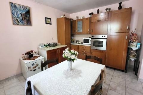 Istra, Buje, autohtona kuća s vrtom u centru