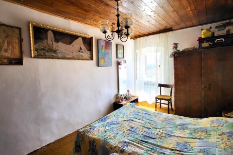 Istra, Buje, autohtona kuća s vrtom u centru