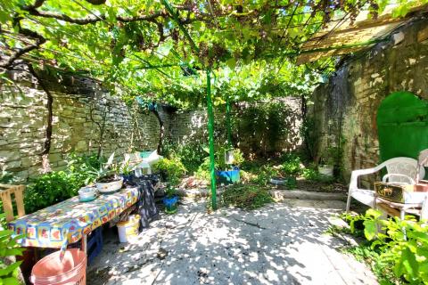 Istra, Buje, autohtona kuća s vrtom u centru