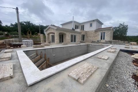 Višnjan, predivna kamena vila sa bazenom u izgradnji i pogledom na more