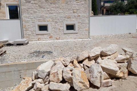 Višnjan, predivna kamena vila sa bazenom u izgradnji i pogledom na more
