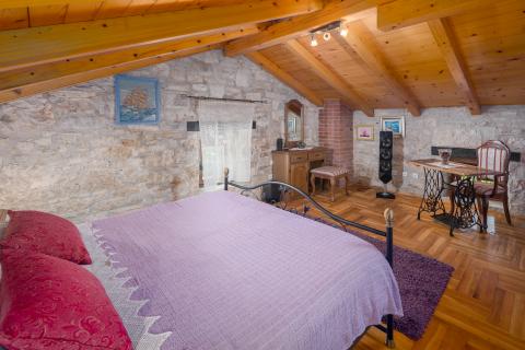 TINJAN, okolica- kamena vila sa 7000 m2 okućnice