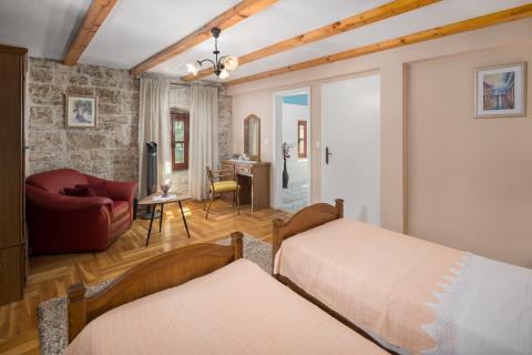 TINJAN, okolica- kamena vila sa 7000 m2 okućnice