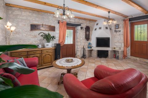 TINJAN, okolica- kamena vila sa 7000 m2 okućnice