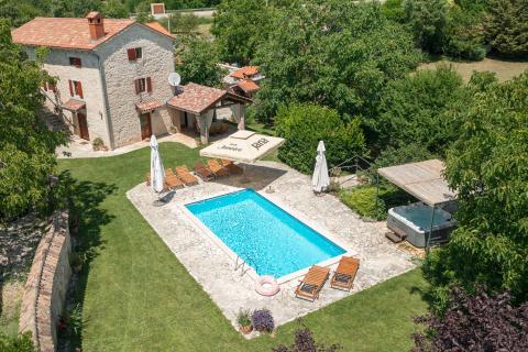 TINJAN, okolica- kamena vila sa 7000 m2 okućnice