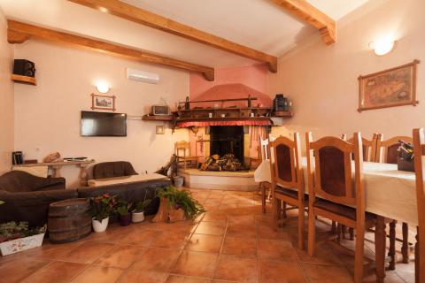 Istra,Banjole,apartmanska kuća sa velikim dodatnim potencijalom!!