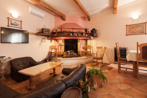 Istra,Banjole,apartmanska kuća sa velikim dodatnim potencijalom!!