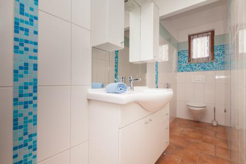 Istra,Banjole,apartmanska kuća sa velikim dodatnim potencijalom!!