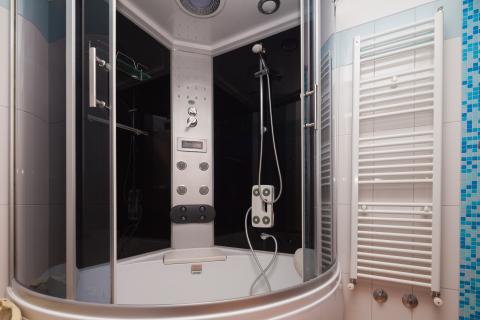 Istra,Banjole,apartmanska kuća sa velikim dodatnim potencijalom!!