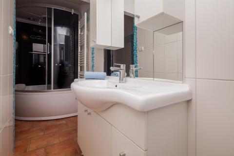 Istra,Banjole,apartmanska kuća sa velikim dodatnim potencijalom!!