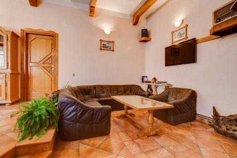 Istra,Banjole,apartmanska kuća sa velikim dodatnim potencijalom!!