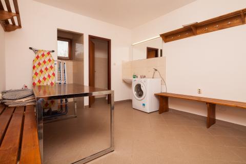 Istra,Banjole,apartmanska kuća sa velikim dodatnim potencijalom!!