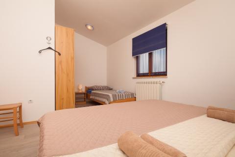 Istra,Banjole,apartmanska kuća sa velikim dodatnim potencijalom!!