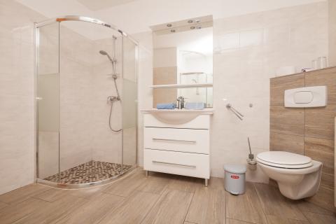 Istra,Banjole,apartmanska kuća sa velikim dodatnim potencijalom!!