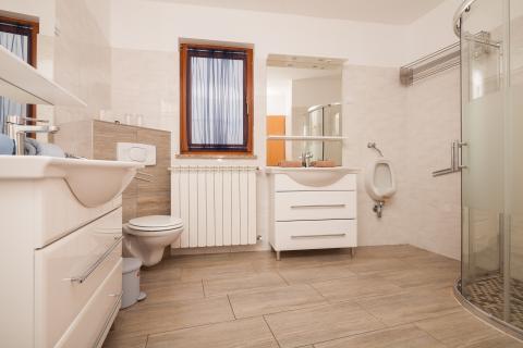 Istra,Banjole,apartmanska kuća sa velikim dodatnim potencijalom!!